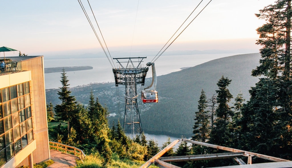 Tham gia trò chơi ở Grouse Mountain.