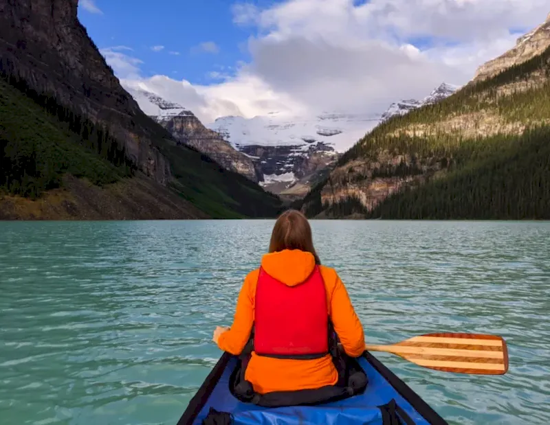 Trải nghiệm chèo kayak tại Hồ Louise Canada