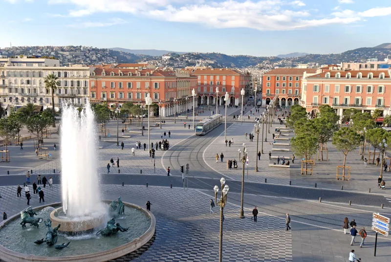 Đi dạo qua Place Massena