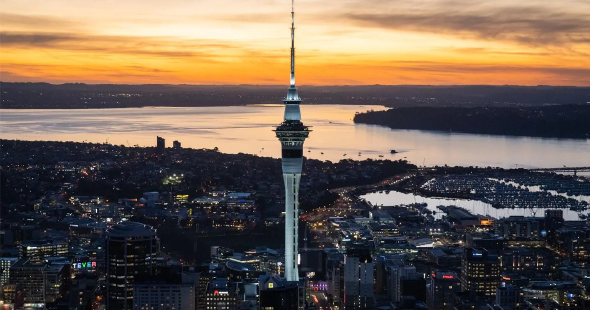 Sky Tower - tòa nhà cao nhất Canada 