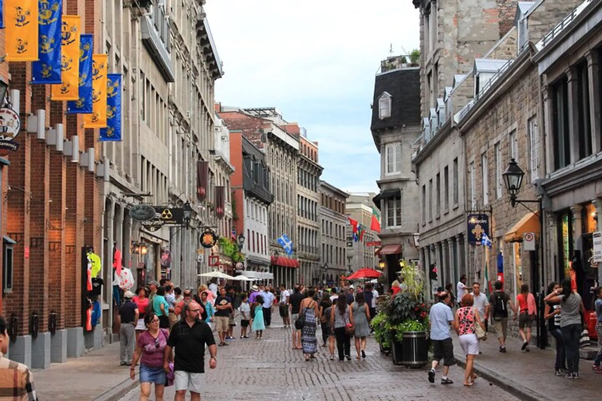 Đường phố ở Old Montreal