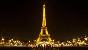 Leo lên đỉnh tháp Eiffel