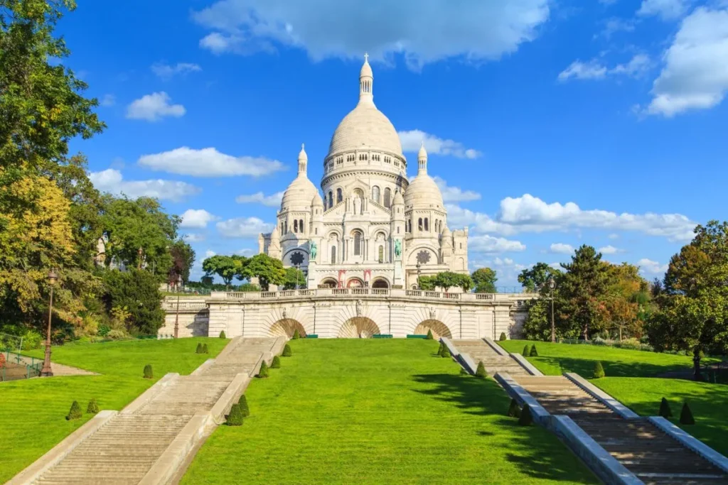 Vương cung thánh đường Sacré-Coeur ở khu phố Montmartre