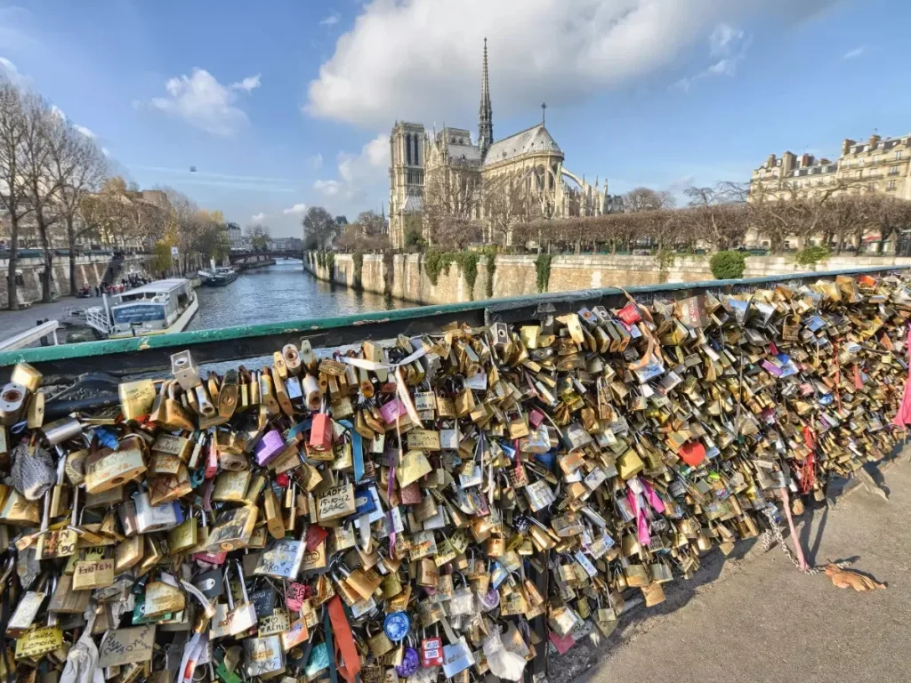 Đừng gắn ổ khóa tình yêu lên cầu - Sai lầm cần tránh khi du lịch đến Paris