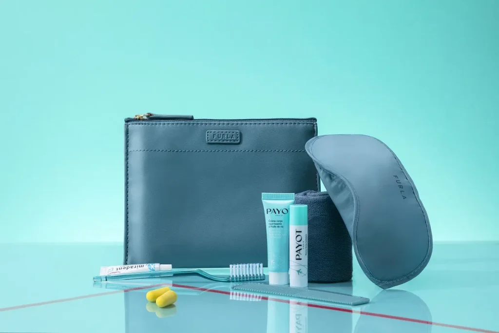 Bộ dụng cụ vệ sinh và đồ dùng sơ cứu