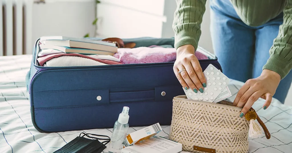 Chuẩn bị thuốc trước khi bay - Kiểm tra quy định của hãng hàng không và điểm đến
